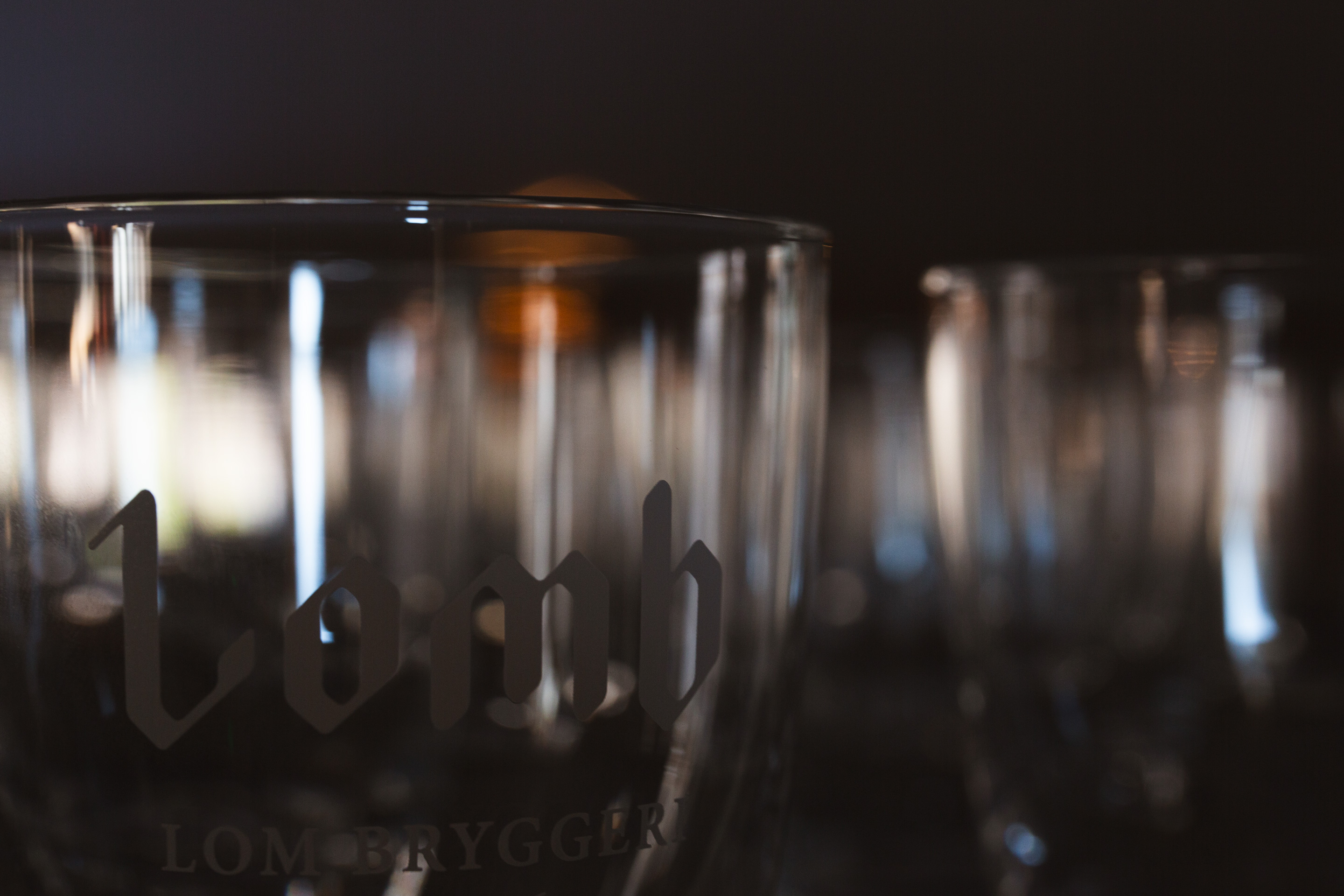 Ølglas med Lom Bryggeri-logo